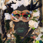 Die Maske, Mixed Media / 3D-Assemblage und Collage (Acryl/Ölpastellkreide auf Leinwand, kombiniert mit Naturmaterialien und Plastikfolien, Kunststoffkabel), 70 x 50 cm