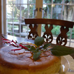 今年のクリスマスケーキはシンプルチーズケーキ。あまりに味気ないので庭のパイナップルセイジを飾って