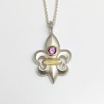 Silberanhänger mit 750er GG-Fassung und Band und Granat, 470 Euro (ohne Kette)