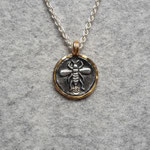 Silber geschwärzt mit 750er Rahmen/Öse und Champagnerbrilliant, 350 Euro (ohne Kette)