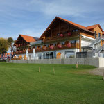 ganz links das Restaurant mit Biergarten