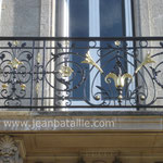 Balcon extérieur : peinture noire acier et or