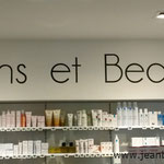 Lettres peintes en acrylique sur mur intérieur de pharmacie