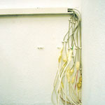 “Raumzeichnung”, 2005, Kabel, je ein weißes und ein graues mit Tesafilm verbunden, Kabelbinder