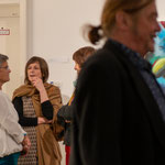 Gegensätzliche Parallelen, Ausstellungseröffnung: Stefanie Knerr (links), Arno Alderath (vorne)