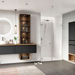 Modernes Badezimmer mit anthrazitfarbenen Badmöbeln, Holz-Akzenten, Glasvitrine und runder Spiegelleuchte – exklusives Bad-Design mit großer Dusche.