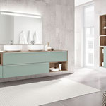 Moderner Waschtisch in Mintgrün und Holzoptik mit viel Stauraum, Spiegelschrank und passenden Hängeschränken – elegantes Bad im natürlichen Stil.