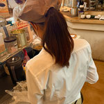 洋食工房ANCAFE（アンカフェ）　福屋広島駅前店　女性スタッフがドリンクを作っています