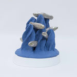 「Sleeping Seabed（blue）」陶に釉薬（銀彩）、木材に着色／W150×D140×H170mm