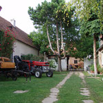 Der Innenhof mit Kutschen und Oldtimer Traktor.