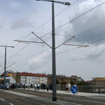 Straßenleuchtung und Fahrleitung an einem Mast zusammengefasst