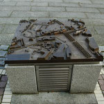 Steuerungsbox mit Granithülle und Bronzerelief