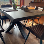 Esstisch Eiche mit natürlicher Baumkante, Tischgestell Kreuz, Spider Industriedesign.