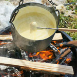 Fondue auf dem Feuer.