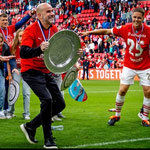2023-2024 Kampioensshirt #25, gedragen door de spelers na de wedstrijd of tijdens de huldiging.