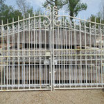 Portail n°71      300cm de large x 192/216cm de haut