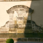 Fontaine murale en pierres anciennes
