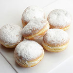 Klassische Berliner mit feiner Marmeladenfüllung