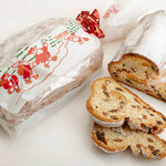 Großer Stollen in festlicher Verpackung. 