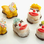 Petit Fours in jecken Kostümen.