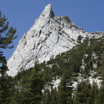 Nach gut einer Stunde Zustieg schiebt sich erstmals der Cathedral Peak ins Blickfeld
