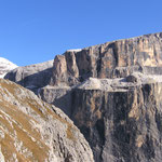 Blick vom Gamsband zum Sas Pordoi