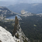 Gipfelblick zum 'Eichhorn's Pinnacle' (VI+) und zum Tenaya Lake