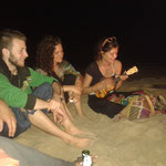 Abendliches Lagerfeuer am Strand, musikalisch untermalt durch Hannas Ukulele.
