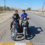 Im Iran ein alltägliches Bild: Elfjährige auf Motorrädern. Einen Helm trägt hier sowieso niemand.