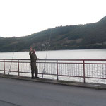 Einer der vielen Angler an der Donau