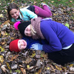 Projekt Leave Pile :D Meine Gastkinder hatten so viel Spaß, von der Schaukel in den Blätterhaufen zu springen!