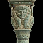 Sistre à naos en faïence. Musée égyptien du Caire. © P. Kersalé 2022-2025.