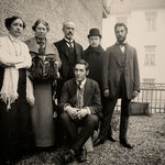 von links: Gabriele Münter, Maria Franck-Marc, Berhard Koehler, Thomas von Hartmann, Heinrich Campendonk, Franz Marc sitzend