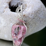 Rubellit (rosa Turmalin) auf Sterlingsilber, mit Turmalinperlchen, Rückseite selbst geschliffen und poliert, Vorderseite naturbelassen, 66 x 24 x 14mm     €158     Art.Nr.: 25050022 