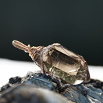 Rauchquarz Hohe Tauern, Österreich, auf 14k Goldfilled Draht, 49 x 11 x 13mm, 12gr.     €63     Art.Nr.: 25050018