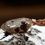Rauchquarz Doppelender mit Spessartin (Mandarin - Granat) auf Kupfer, patiniert und poliert, 63 x 18 x 19mm     €94