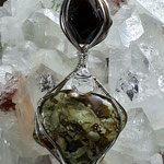 Australischer Rhyolith mit Granat und Bergkristall auf Sterlingsilber, 75 x 32 x 18mm     €144