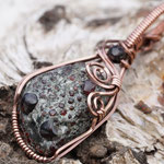 Granat in Glimmerschiefer,  Kupfer, patiniert & poliert, 53 x 20 x 11mm     €76