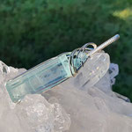 Aquamarin (Naturkristall 33 x 12 x 8mm, 8gr.) mit Aquamarinperlen, facettiert, 5mm, auf Sterlingsilber, 64 x 13 x 8mm     €185
