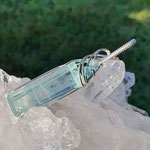 Aquamarin (Naturkristall 33 x 12 x 8mm, 8gr.) mit Aquamarinperlen, facettiert, 5mm, auf Sterlingsilber, 64 x 13 x 8mm     €165     Art.Nr.: 25050011