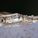 Bergkristall Doppelender mit Hämatit, auf Sterlingsilber, mit Silberperlen,       65 x 13 x 12mm     €124     Art.Nr.: 25050023