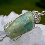 Aquamarin und schwarzer Turmalin auf Sterlingsilber, 81 x 18 x 14mm, beidseitig zu tragen     €138    Art.Nr.: 25050013 