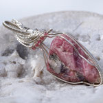 Rubellit (rosa Turmalin) auf Sterlingsilber, mit Turmalinperlchen, Rückseite selbst geschliffen und poliert, Vorderseite naturbelassen, 66 x 24 x 14mm     €158     Art.Nr.: 25050022