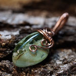 Chromchalcedon auf Kupfer, patiniert und poliert, 47 x 19 x 12mm     €62