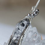 Bergkristall Doppelender mit Hämatit, auf Sterlingsilber, mit Silberperlen,       65 x 13 x 12mm     €124     Art.Nr.: 25050023