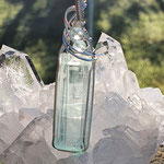 Aquamarin (Naturkristall 33 x 12 x 8mm, 8gr.) mit Aquamarinperlen, facettiert, 5mm, auf Sterlingsilber, 64 x 13 x 8mm     €185