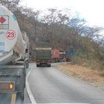 Anfahrt - Riskante Überholmannöver selbst an uneinsehbaren Bergpässen gehören in Tansania zur Tagesordnung