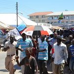 Anhänger der "Chadema" Partei ziehen zum Festplatz, wo der President "Jakaya Kikwete" eine Rede halten wird