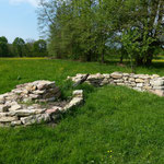 2013 errichtete Trockenmauern im Naturgarten Vörstetten