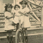Les 3 filles Dussaud sur une bicyclette